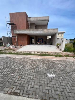 CASA    -   232m² com piscina - cond. Angatu