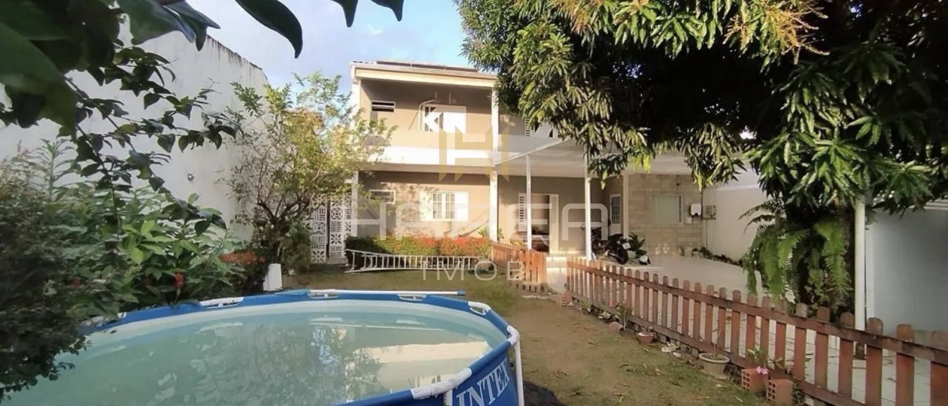 Casa no condomínio Bosque das Bromélias / Serraria