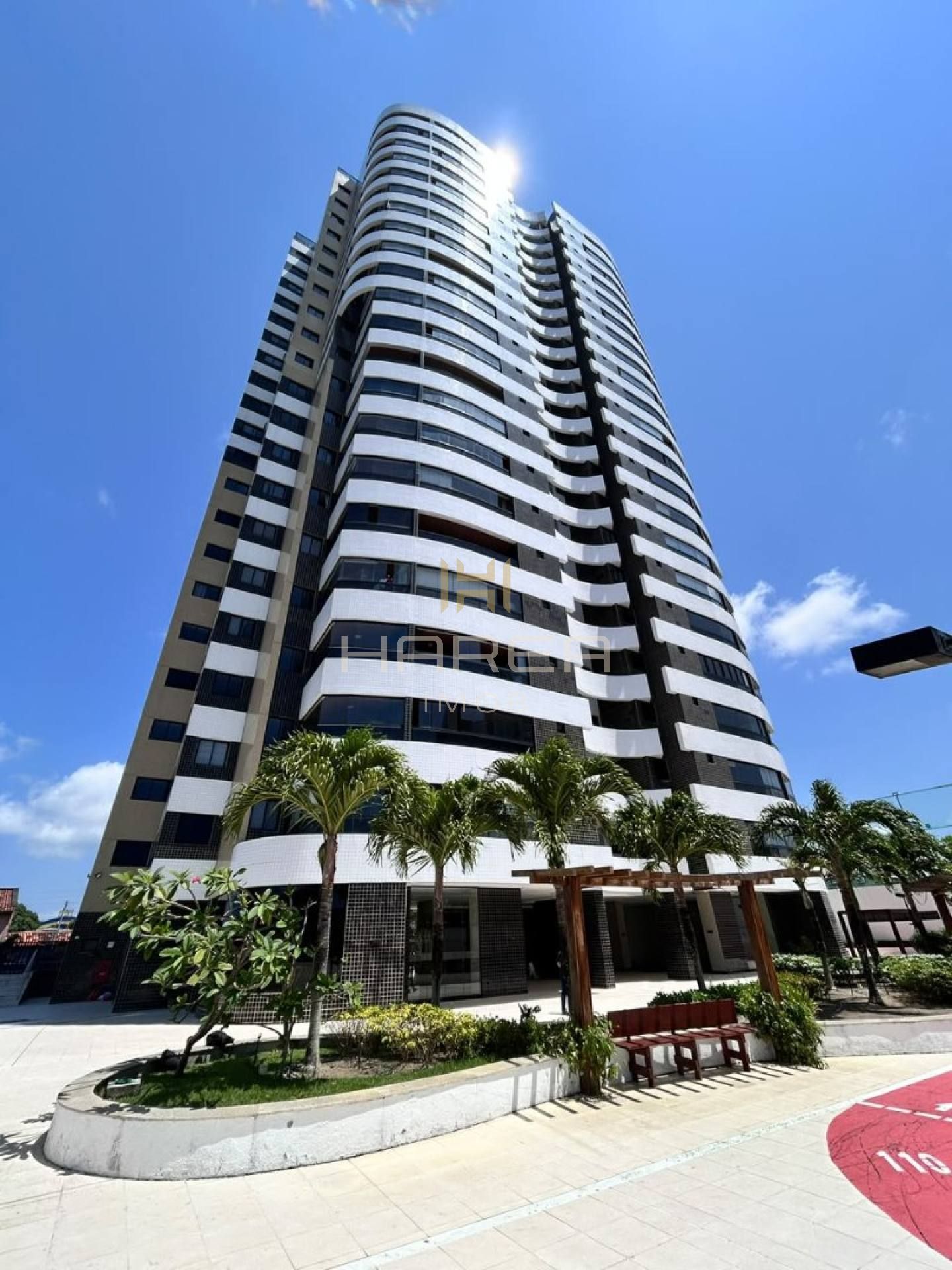 Apt 3 suítes  -  140m² - 02 vagas - Farol - Edf. Fiori