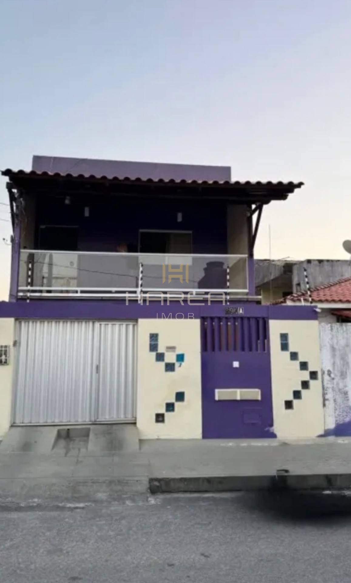 Casa com primeiro andar / 3 quartos / Serraria