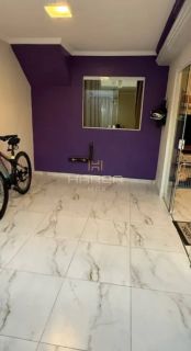 Casa com primeiro andar / 3 quartos / Serraria