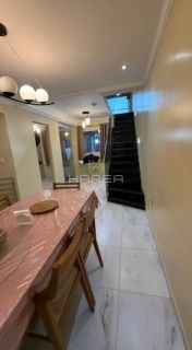 Casa com primeiro andar / 3 quartos / Serraria