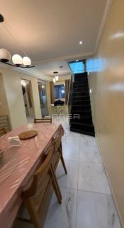 Casa com primeiro andar / 3 quartos / Serraria