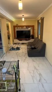Casa com primeiro andar / 3 quartos / Serraria