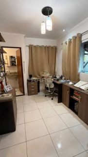 Casa com primeiro andar / 3 quartos / Serraria
