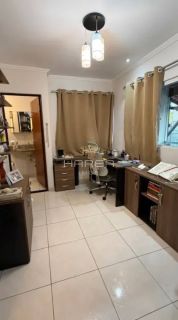 Casa com primeiro andar / 3 quartos / Serraria