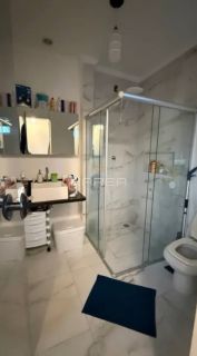Casa com primeiro andar / 3 quartos / Serraria
