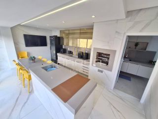 Casa de alto padrão / 4 quartos / serraria