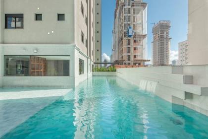 Apartamento 3 suítes e 2 vagas ampla área de Lazer na Meia Praia