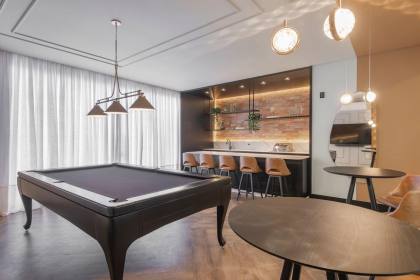 Apartamento 3 suítes e 2 vagas ampla área de Lazer na Meia Praia