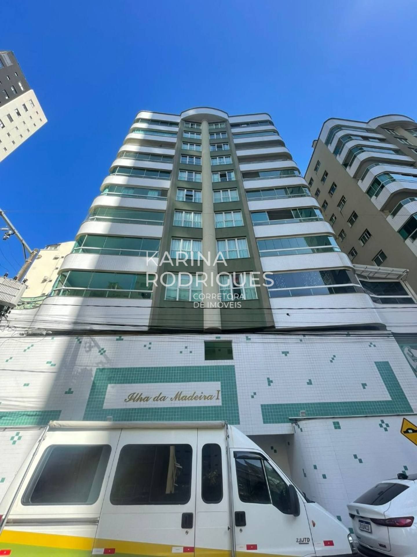 Cobertura na Rua do Russi Russi em Meia Praia 3 quartos sendo 1 suíte 4 vagas de garagem