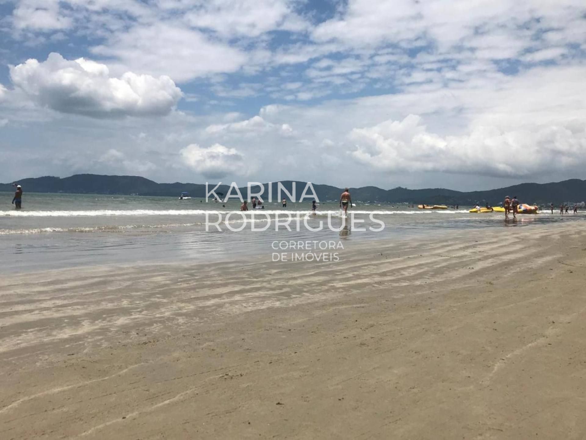 Excelente Apartamento de 3 suítes na Meia Praia para Temporada