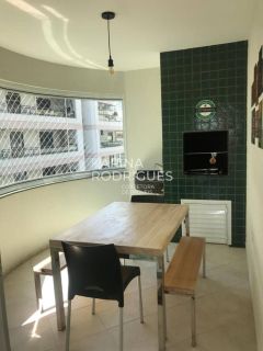 Excelente Apartamento de 3 suítes na Meia Praia para Temporada