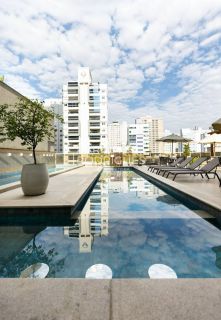 Apartamento 280 m² 3 suítes e 2 vagas finamente mobiliado na Meia Praia