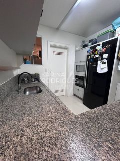 Lindo apartamento 3 suítes e 2 vagas mobiliado em Meia Praia