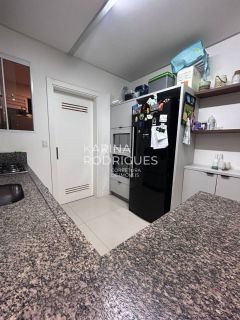 Lindo apartamento 3 suítes e 2 vagas mobiliado em Meia Praia
