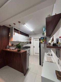 Lindo apartamento 3 suítes e 2 vagas mobiliado em Meia Praia