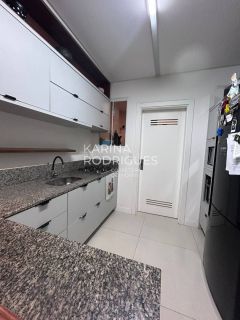 Lindo apartamento 3 suítes e 2 vagas mobiliado em Meia Praia