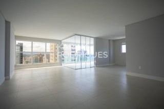 Excelente apartamento Vista Mar 3 suítes com 160 m²  ampla área de lazer de R$ 3.100.000,00 por R$ 2.540.000,00 na Meia Praia