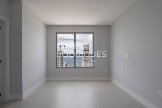 Excelente apartamento Vista Mar 3 suítes com 160 m²  ampla área de lazer de R$ 3.100.000,00 por R$ 2.540.000,00 na Meia Praia