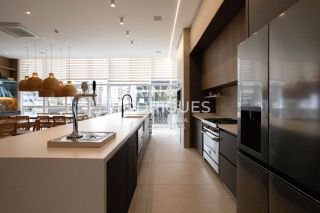 Excelente apartamento Vista Mar 3 suítes com 160 m²  ampla área de lazer de R$ 3.100.000,00 por R$ 2.540.000,00 na Meia Praia