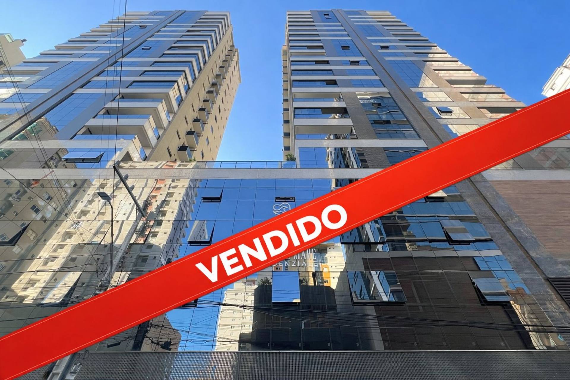 Apartamento Finamente Mobiliado 3 suítes e 2 vagas ampla área de Lazer na Meia Praia