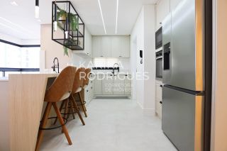 Apartamento Finamente Mobiliado 3 suítes e 2 vagas ampla área de Lazer na Meia Praia