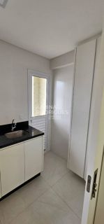 Lindo apartamento 3 suítes e 2 vagas mobiliado em Meia Praia