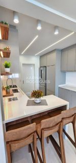 Lindo apartamento 3 suítes e 2 vagas mobiliado em Meia Praia