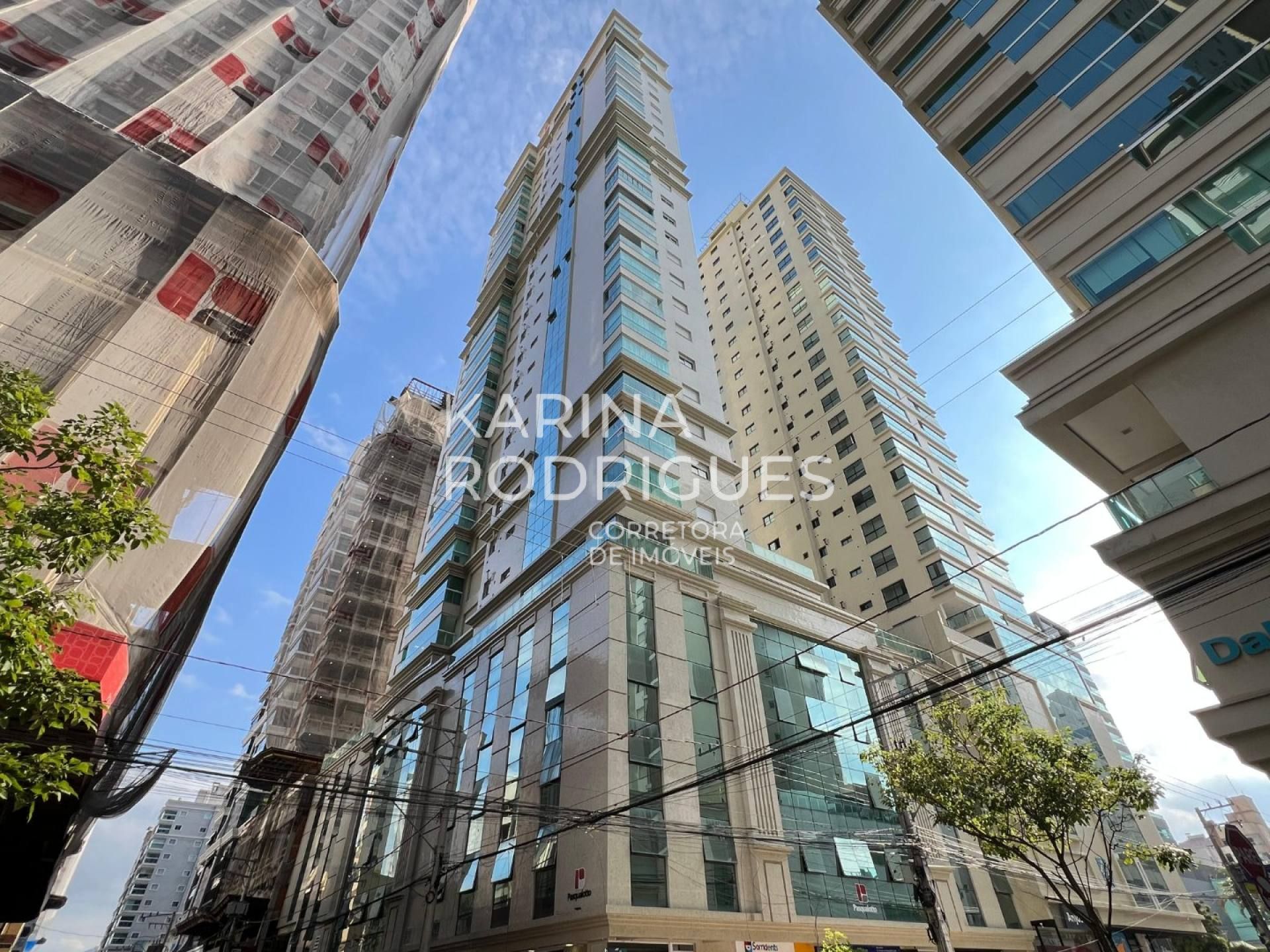 Apartamento 2 suítes + 2 dem-suítes finamente mobiliado com Vista Mar na Meia Praia