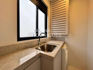 Excelente Apartamento na Meia Praia finamente mobiliado 3 suítes e 2 vagas