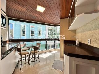 Apartamento Quadra Mar na Meia Praia 3 quartos sendo 1 suíte