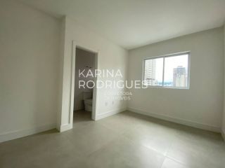 Excelente Apartamento 3 suítes e 3 vagas na Meia Praia ampla área de Lazer