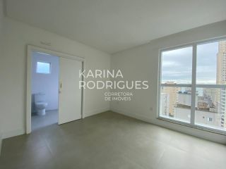 Excelente Apartamento 3 suítes e 3 vagas na Meia Praia ampla área de Lazer