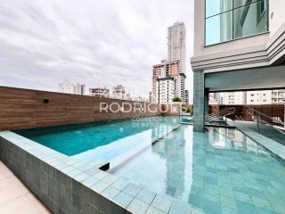Excelente Apartamento 3 suítes e 3 vagas na Meia Praia ampla área de Lazer