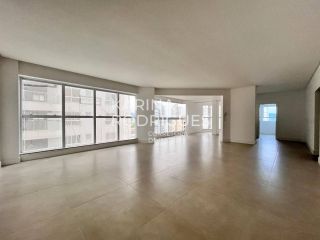 Excelente Apartamento 4 suítes e 4 vagas na Meia Praia ampla área de Lazer