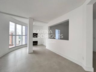 Excelente Apartamento 4 suítes e 4 vagas na Meia Praia ampla área de Lazer