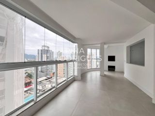 Excelente Apartamento 4 suítes e 4 vagas na Meia Praia ampla área de Lazer