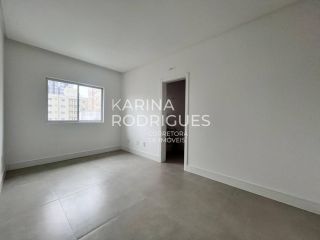 Excelente Apartamento 4 suítes e 4 vagas na Meia Praia ampla área de Lazer