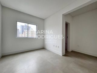 Excelente Apartamento 4 suítes e 4 vagas na Meia Praia ampla área de Lazer