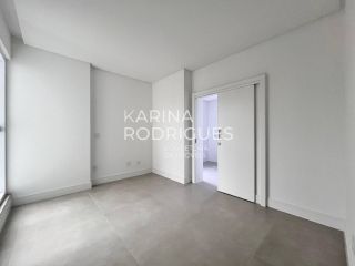 Excelente Apartamento 4 suítes e 4 vagas na Meia Praia ampla área de Lazer