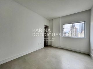 Excelente Apartamento 4 suítes e 4 vagas na Meia Praia ampla área de Lazer