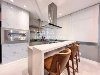 Excelente Apartamento 4 suítes e 4 vagas na Meia Praia ampla área de Lazer