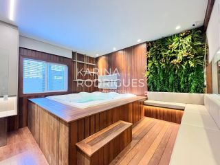 Excelente Apartamento 4 suítes e 4 vagas na Meia Praia ampla área de Lazer