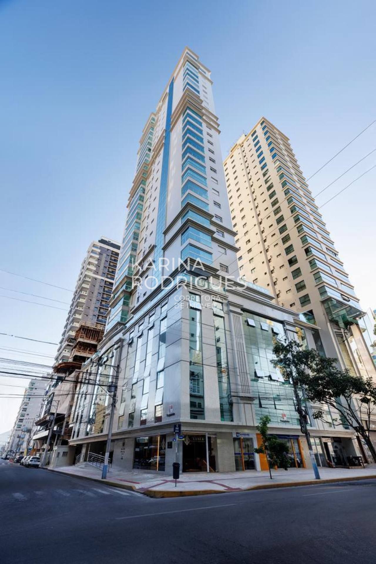 Apartamento Mobiliado  3 suítes e 2 vagas em Meia Praia ampla área de lazer
