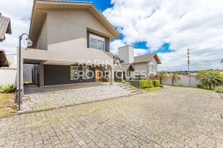 Casa em Curitiba 3 suítes + 1 dormitório e 3 vagas de Garagem Condomínio Fechado ( Avalia Permuta por imóvel em Itapema)