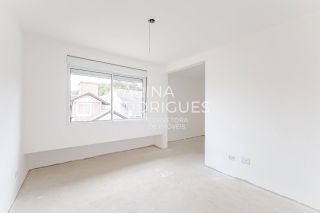 Casa em Curitiba 3 suítes + 1 dormitório e 3 vagas de Garagem Condomínio Fechado ( Avalia Permuta por imóvel em Itapema)