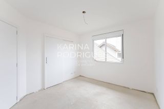 Casa em Curitiba 3 suítes + 1 dormitório e 3 vagas de Garagem Condomínio Fechado ( Avalia Permuta por imóvel em Itapema)