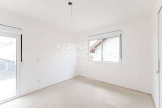 Casa em Curitiba 3 suítes + 1 dormitório e 3 vagas de Garagem Condomínio Fechado ( Avalia Permuta por imóvel em Itapema)