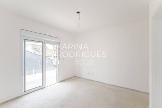 Casa em Curitiba 3 suítes + 1 dormitório e 3 vagas de Garagem Condomínio Fechado ( Avalia Permuta por imóvel em Itapema)